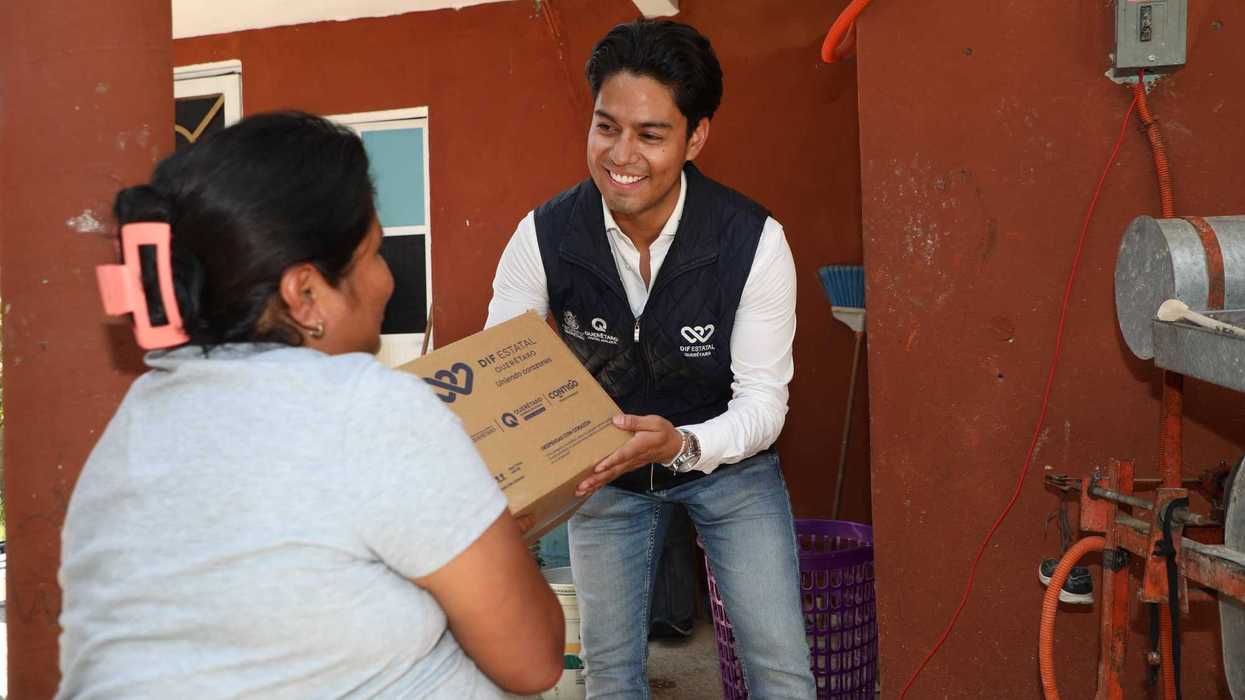 Personal del DIF Estatal Querétaro carga una despensa hacia una vivienda en zona serrana de Querétaro