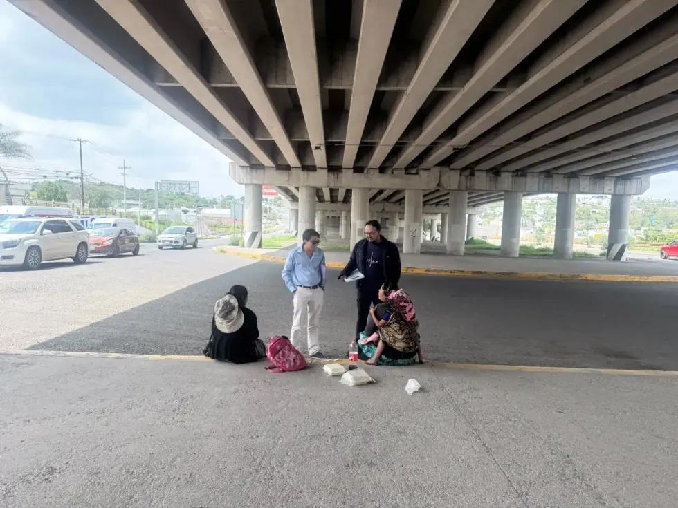 Personal del DIF municipal de Quer\u00e9taro realiza recorridos de intervenci\u00f3n con familias en situaci\u00f3n de trabajo urbano marginal en v\u00eda p\u00fablica, julio de 2026