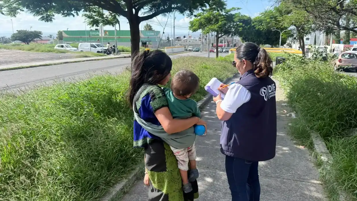 Personal del DIF municipal de Querétaro realiza recorridos de intervención con familias en situación de trabajo urbano marginal en vía pública, julio de 2026