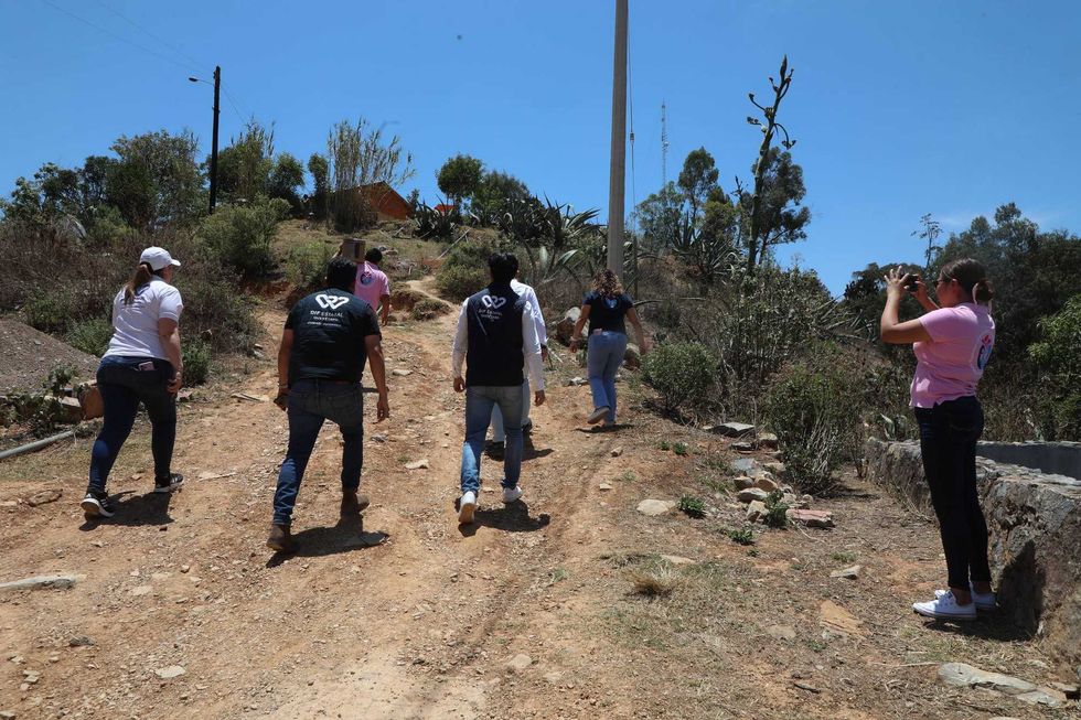 Personal del DIF Quer\u00e9taro documenta y traslada despensas en zona serrana