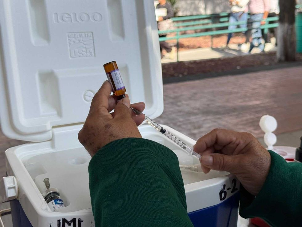 Personal del IMSS aplica vacuna contra sarampi\u00f3n a menor durante jornada de vacunaci\u00f3n en Quer\u00e9taro