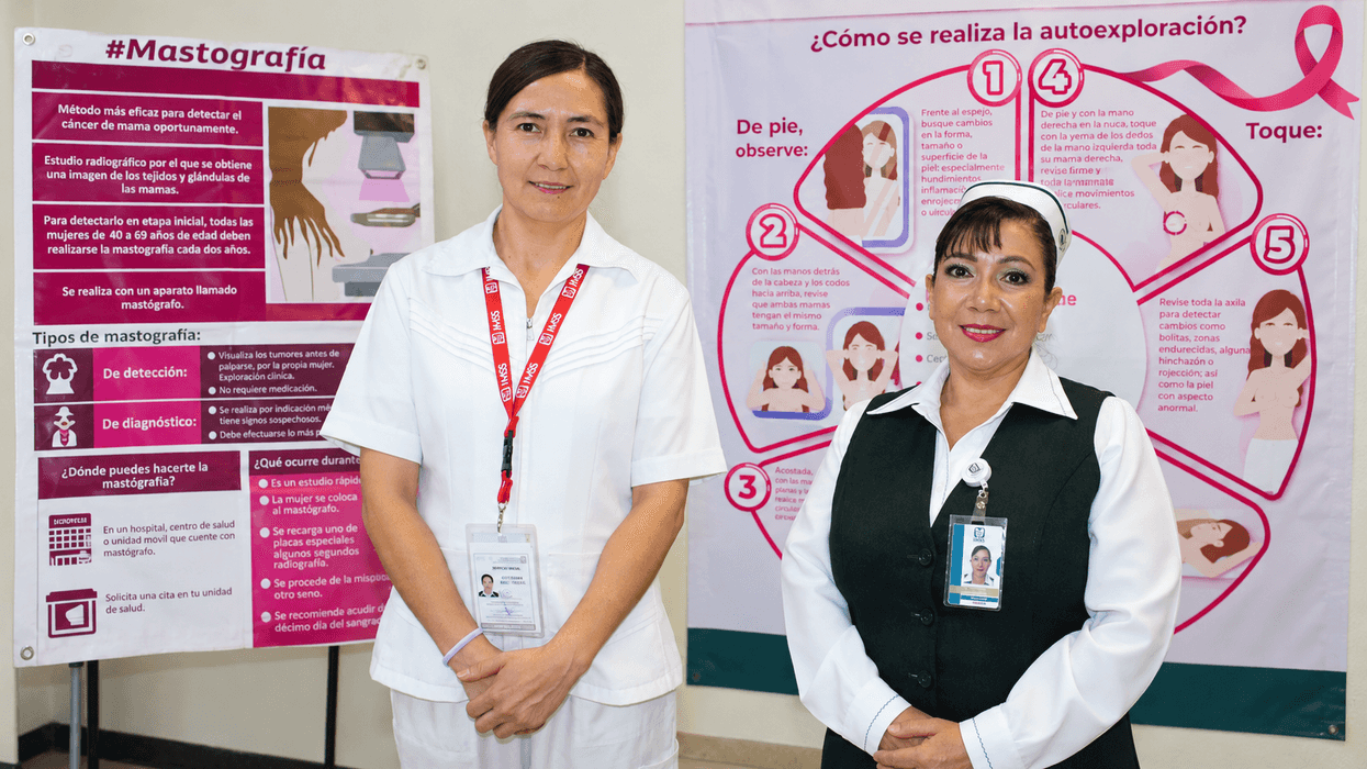 Personal del IMSS en Querétaro participa en una jornada informativa sobre autoexploración mamaria y cáncer de mama.