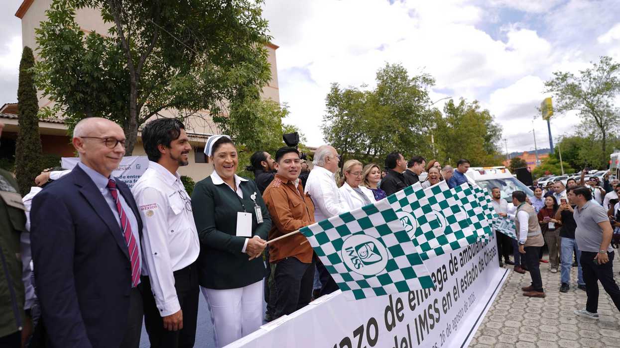 Personal del IMSS posa frente a la ambulancia AA1116 durante el evento de entrega en Chiapas