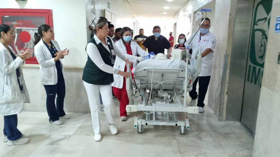 Personal del IMSS traslada al paciente por un pasillo del hospital tras la procuraci\u00f3n de \u00f3rganos