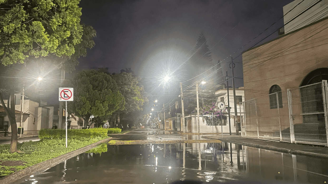 Personal del municipio de Querétaro atiende un encharcamiento provocado por las lluvias y el taponamiento de alcantarillas por basura.