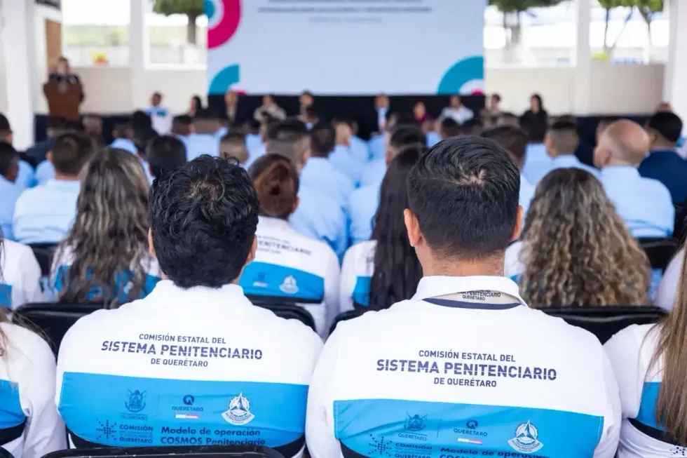 Personal del Sistema Penitenciario de Quer\u00e9taro durante la ceremonia de entrega de reconocimientos