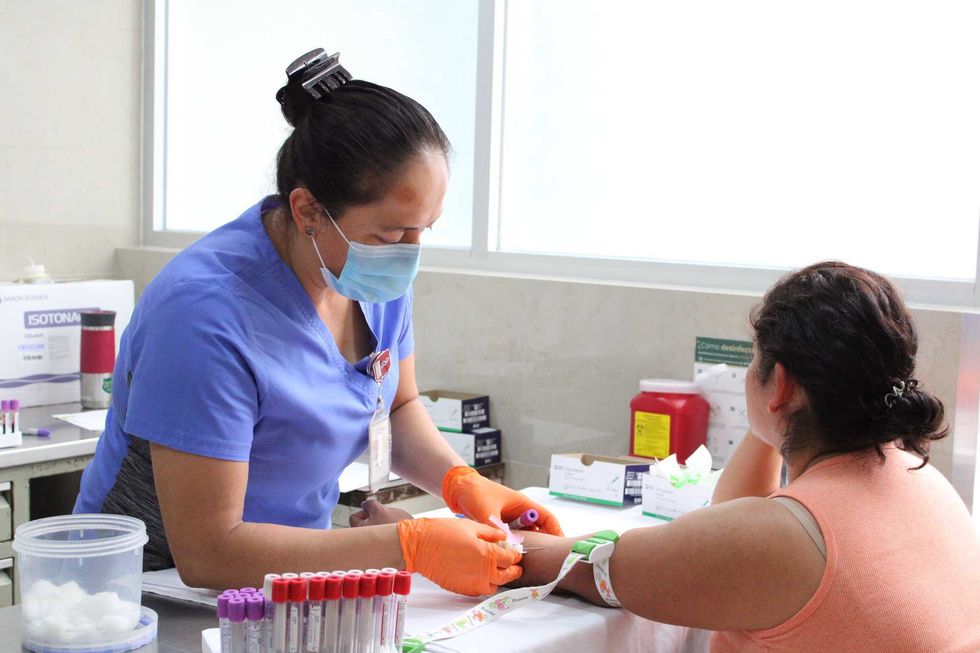 Personal del \u00e1rea de Transfusiones del IMSS atiende a un donante en el Banco de Sangre del HGR No. 1 en Quer\u00e9taro.
