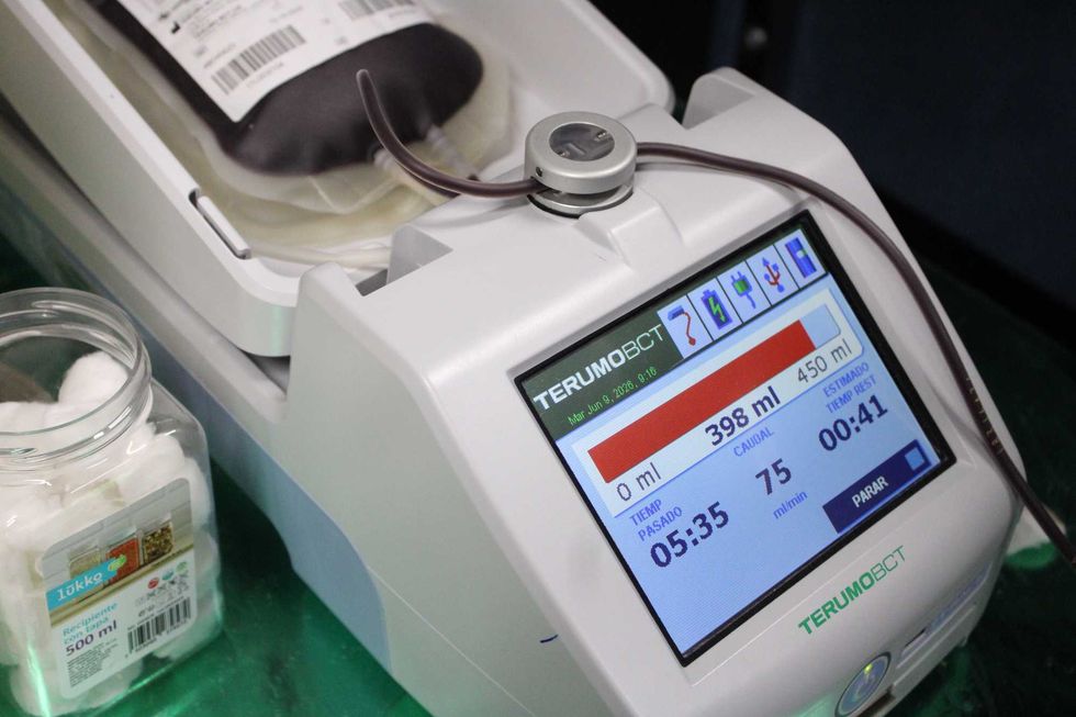 Personal del \u00e1rea de Transfusiones del IMSS atiende a un donante en el Banco de Sangre del HGR No. 1 en Quer\u00e9taro.