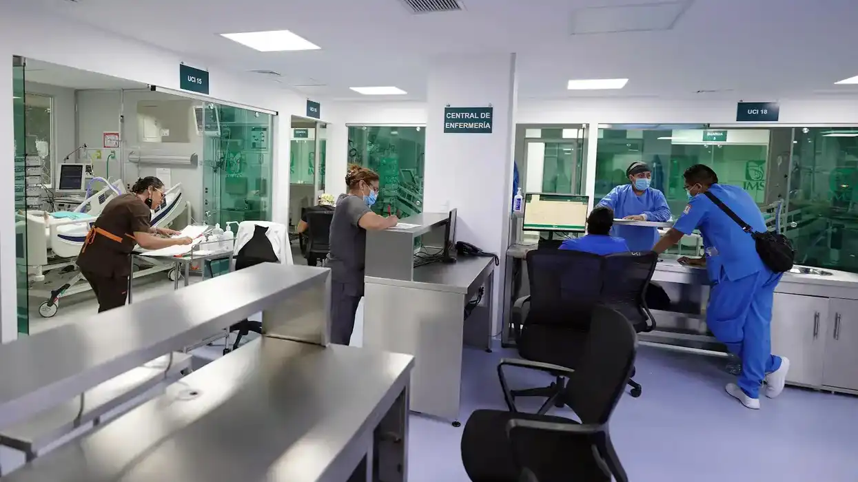 Personal directivo del IMSS ingresa al Centro de Estudios Clínicos del Hospital de Especialidades del CMN Siglo XXI.