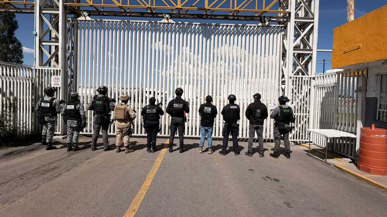 Personal en el predio de Guanajuato donde se aseguraron 59 millones de litros de huachicol