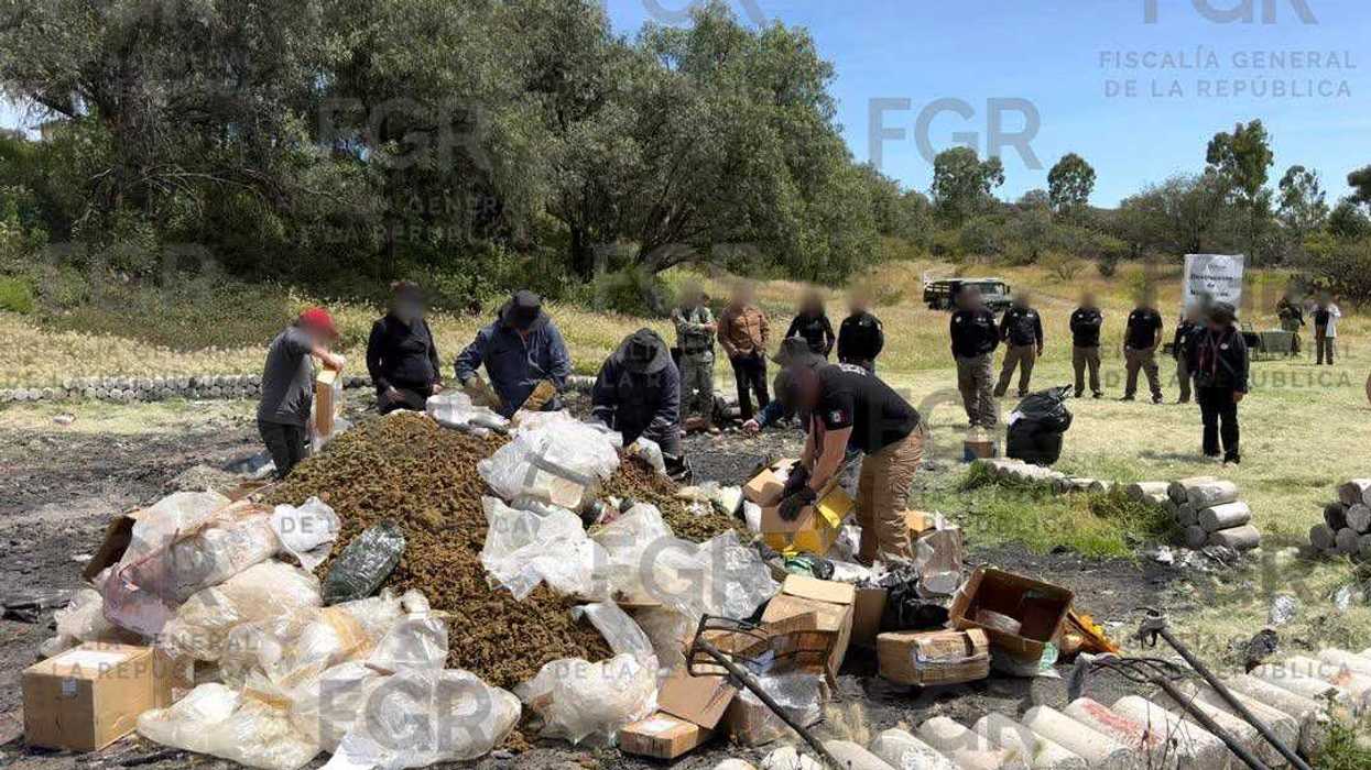 Personal federal acomoda cajas y bolsas con droga para la incineración de la FGR en Teotihuacán