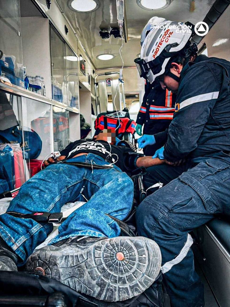Personal m\u00e9dico de Protecci\u00f3n Civil El Marqu\u00e9s atiende a una persona lesionada dentro de una ambulancia tras el accidente en la carretera estatal 431.