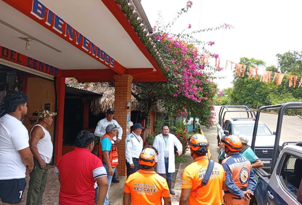 Personal m\u00e9dico del IMSS atiende a familias en un m\u00f3dulo instalado en el refugio temporal de San Isidro Naranjal, Oaxaca.