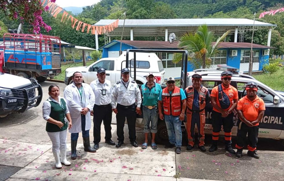 Personal m\u00e9dico del IMSS atiende a familias en un m\u00f3dulo instalado en el refugio temporal de San Isidro Naranjal, Oaxaca.