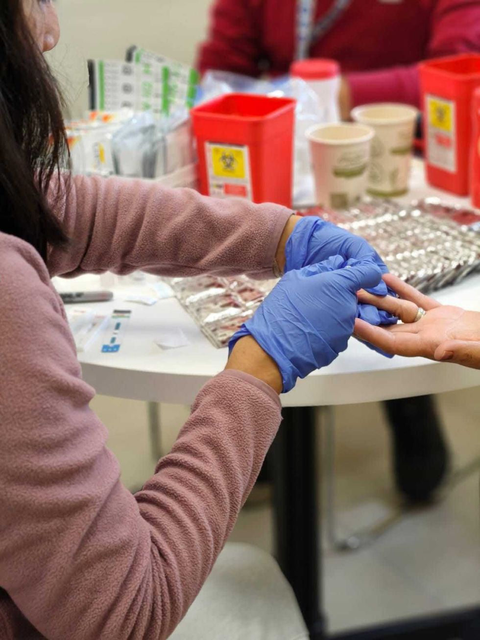 Personal m\u00e9dico realiza pruebas de detecci\u00f3n de infecciones de transmisi\u00f3n sexual en centro de salud de Quer\u00e9taro.