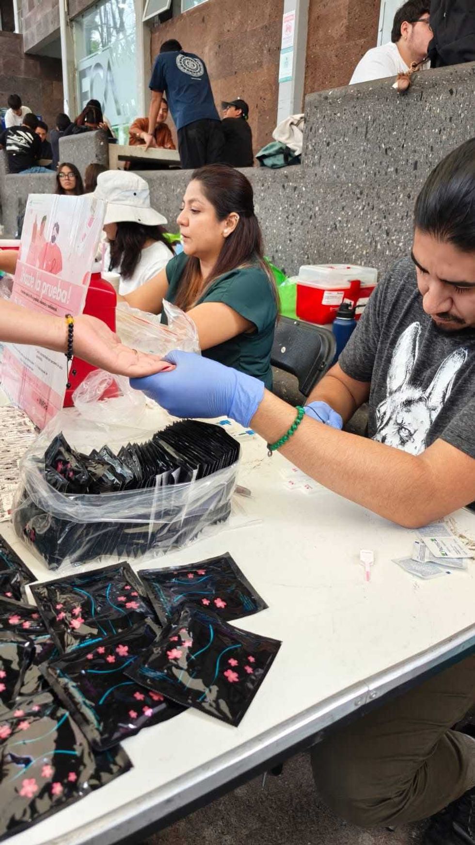 Personal m\u00e9dico realiza pruebas de detecci\u00f3n de infecciones de transmisi\u00f3n sexual en centro de salud de Quer\u00e9taro.