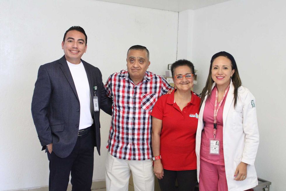 Personal m\u00e9dico y administrativo del IMSS junto al derechohabiente atendido por un infarto agudo al miocardio en Quer\u00e9taro.