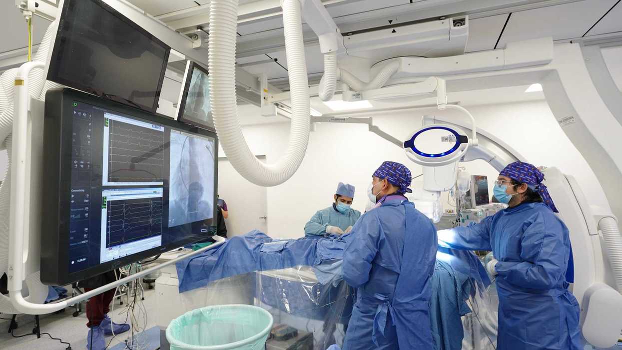 Personal médico del Hospital de Cardiología Siglo XXI del IMSS durante un procedimiento de ablación en sala de electrofisiología.