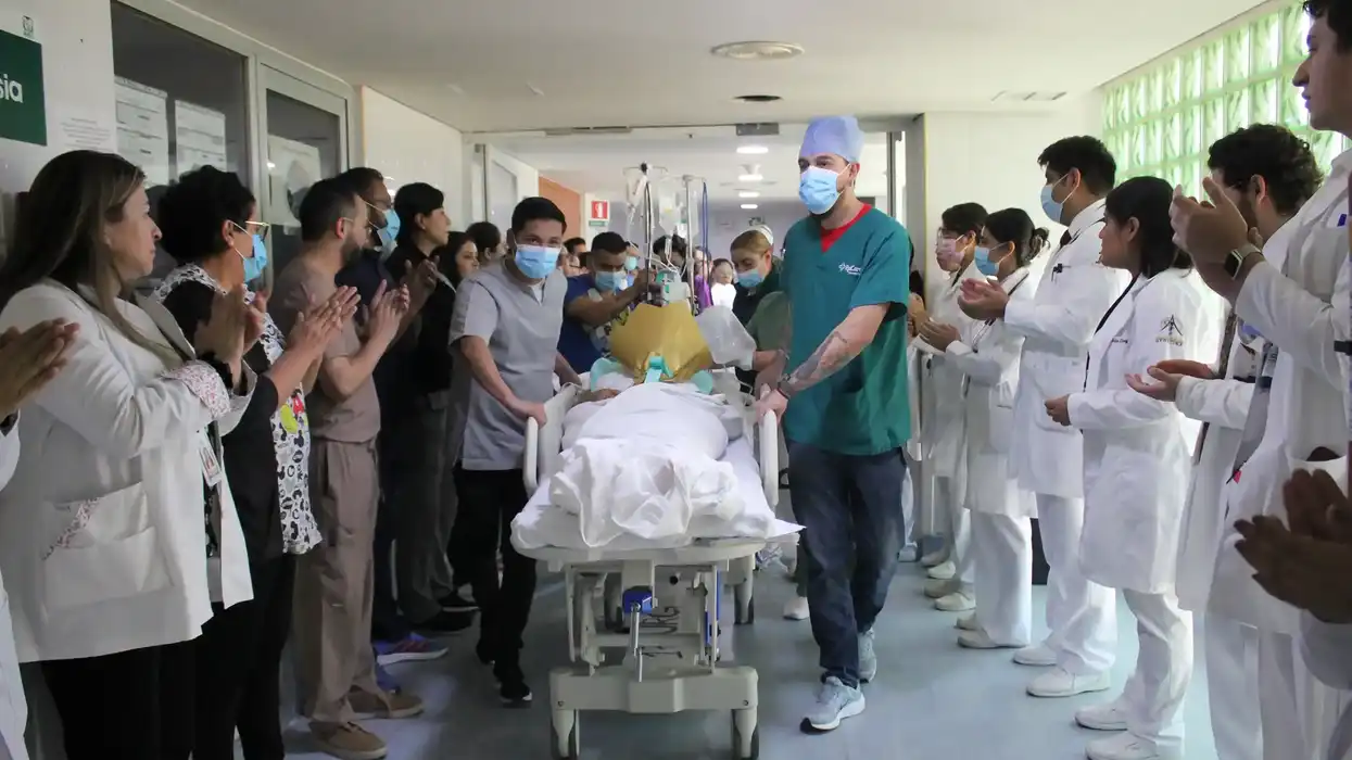 Personal médico del IMSS forma pasillo de honor y aplaude el paso de la camilla en la primera procuración multiorgánica de 2026