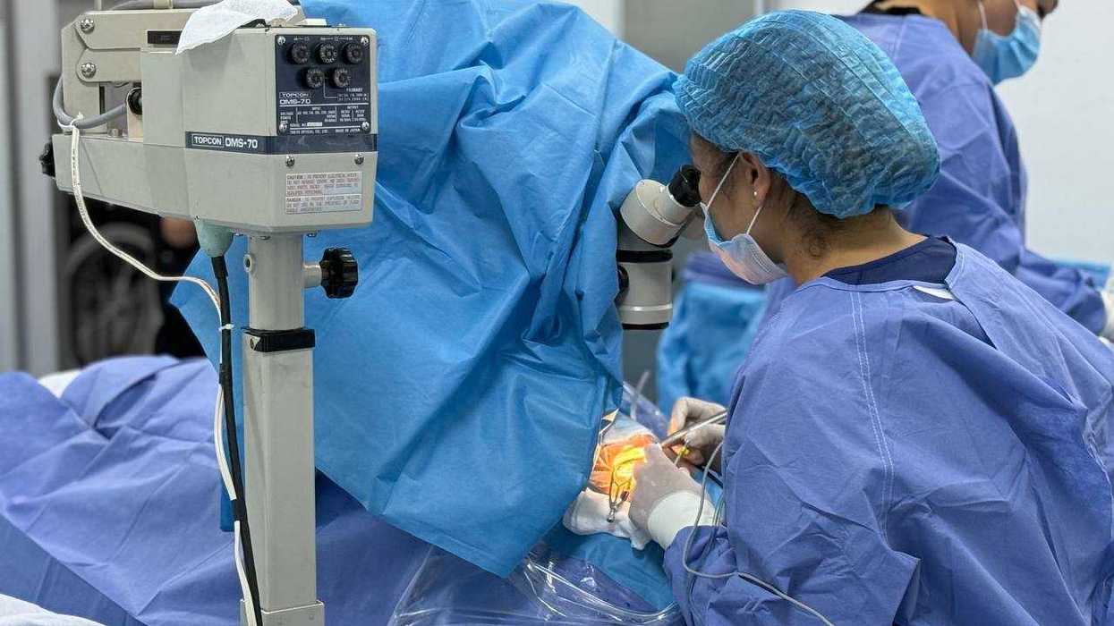 Personal médico opera con microscopio quirúrgico durante la jornada de cirugía de catarata del IMSS en Querétaro