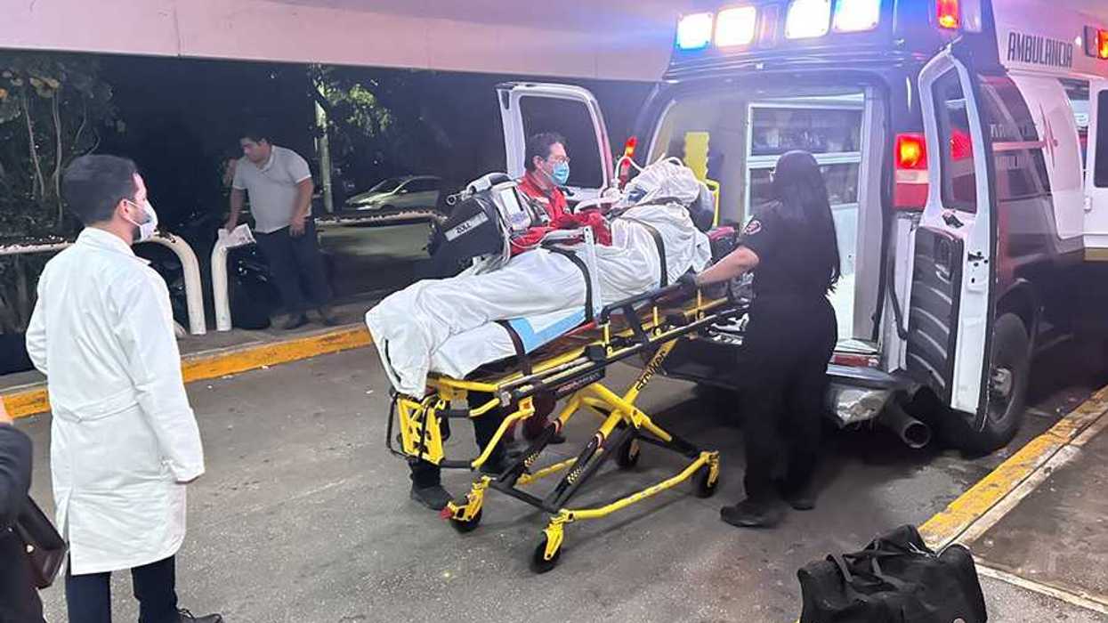 Personal médico traslada en camilla a un adolescente con quemaduras por un pasillo hospitalario antes de su traslado aéreo a la Ciudad de México.
