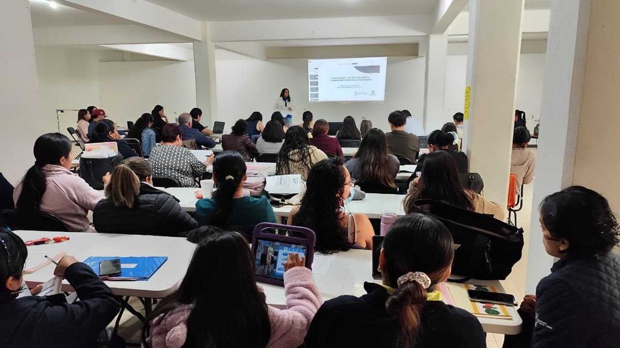 Personal médico y administrativo de la Jurisdicción Sanitaria No. 4 durante capacitación en gestión documental.