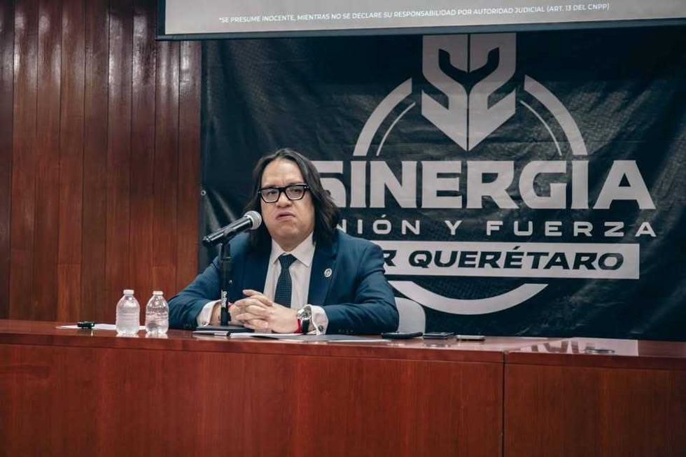 Personal ministerial de la Fiscal\u00eda General del Estado durante diligencia de detenci\u00f3n del presunto autor de amenazas contra regidor en Quer\u00e9taro capital.