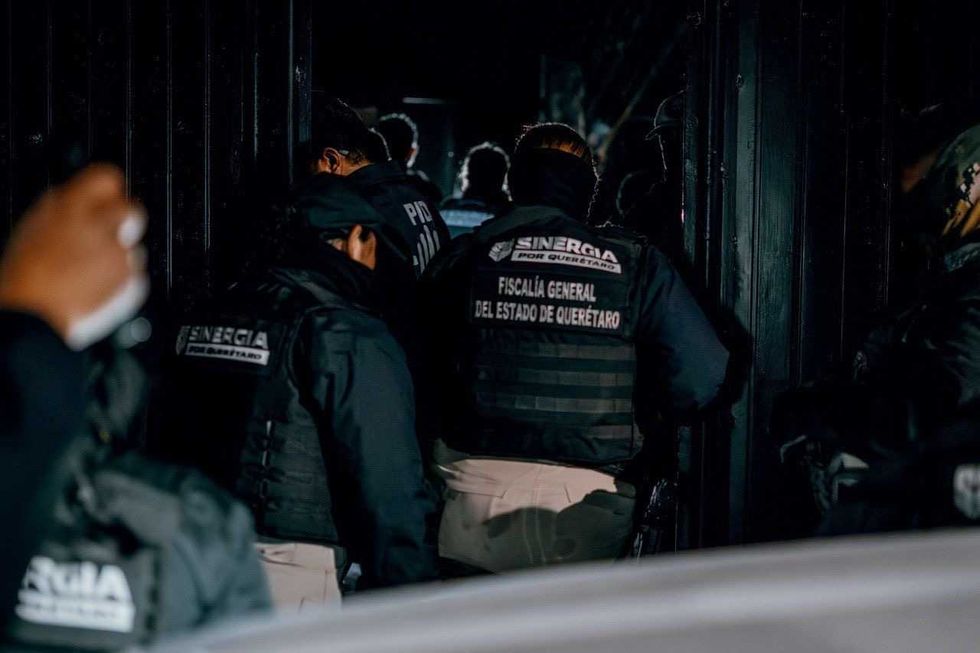 Personal ministerial durante cateo en Ciudad del Sol Quer\u00e9taro con dos detenidos por narcomenudeo