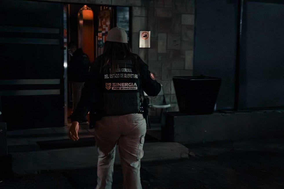 Personal ministerial durante cateo en Ciudad del Sol Quer\u00e9taro con dos detenidos por narcomenudeo