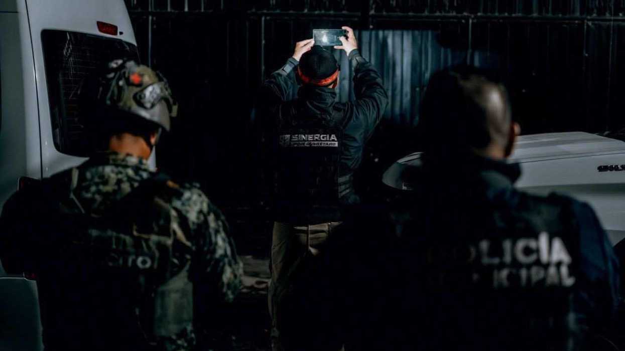 Personal ministerial durante cateo en Ciudad del Sol Querétaro con dos detenidos por narcomenudeo