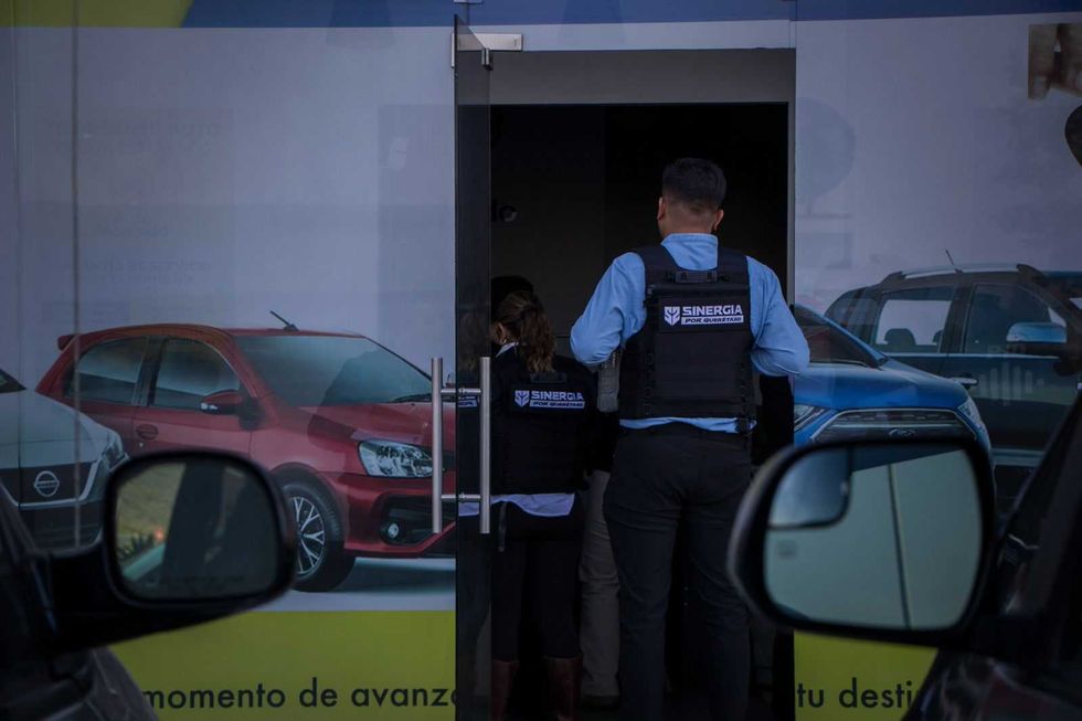 Personal ministerial y de la Polic\u00eda de Investigaci\u00f3n del Delito durante el cateo en Centro Sur.