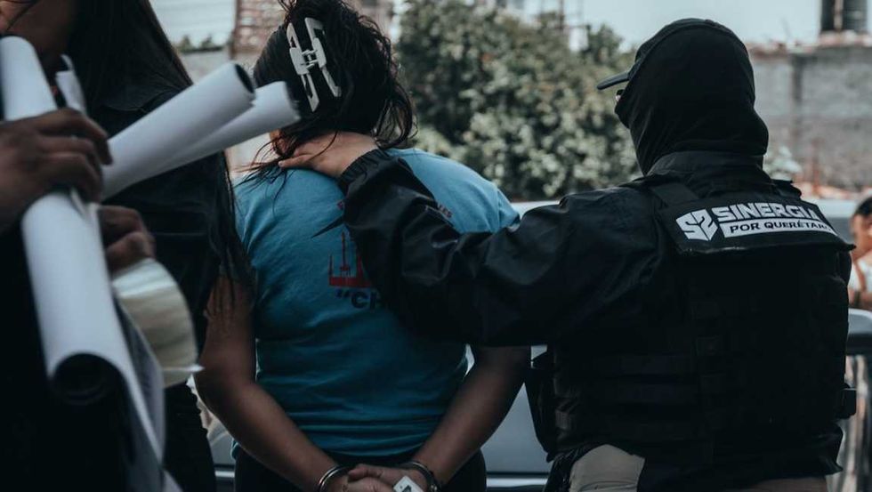 Personal ministerial y policial asegura indicios durante un cateo por narcomenudeo en la colonia San Pedro M\u00e1rtir, en Quer\u00e9taro.