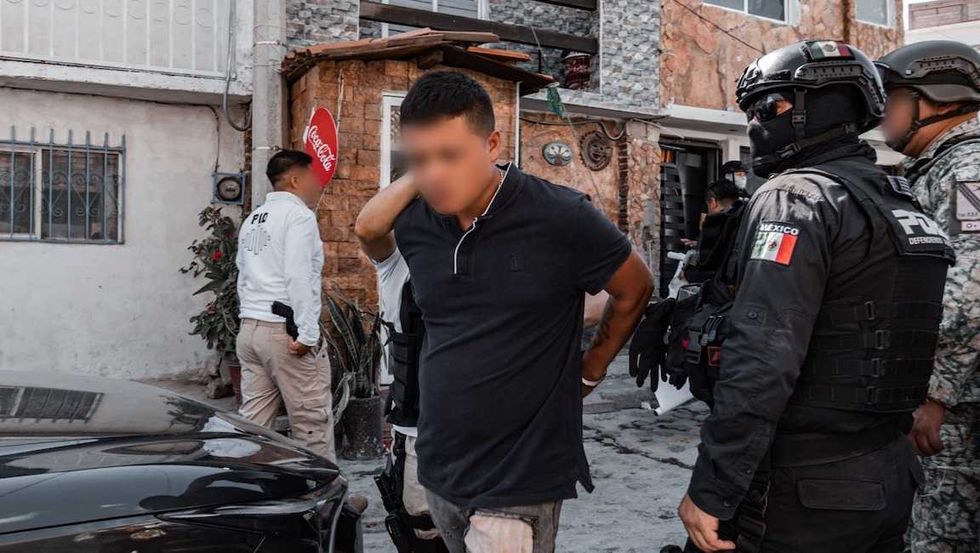 Personal ministerial y policial asegura indicios durante un cateo por narcomenudeo en la colonia San Pedro M\u00e1rtir, en Quer\u00e9taro.