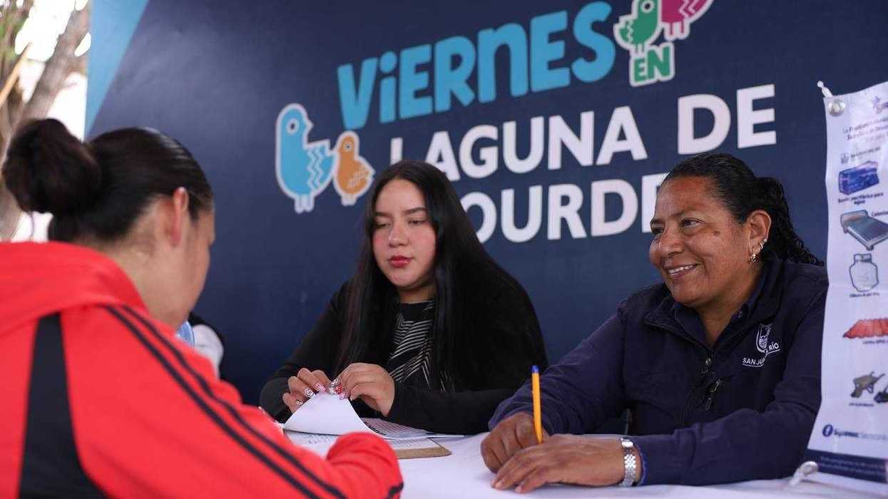 Personal municipal atiende a una ciudadana en mesa de atención instalada en Laguna de Lourdes, San Juan del Río.