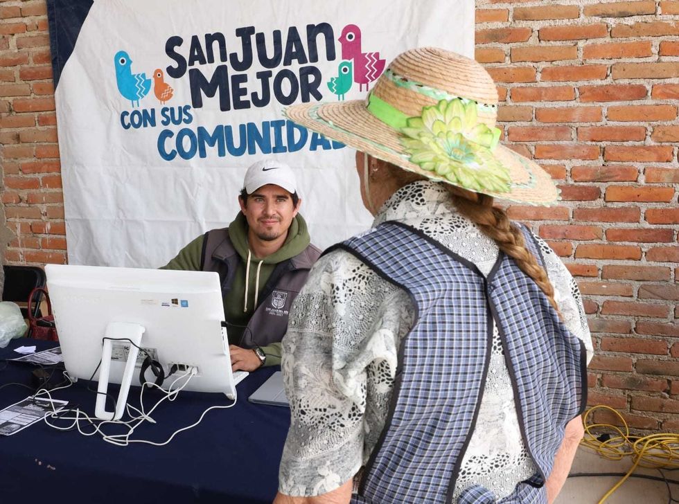 Personal municipal atiende a una habitante durante jornada comunitaria en Nuevo Esp\u00edritu Santo.