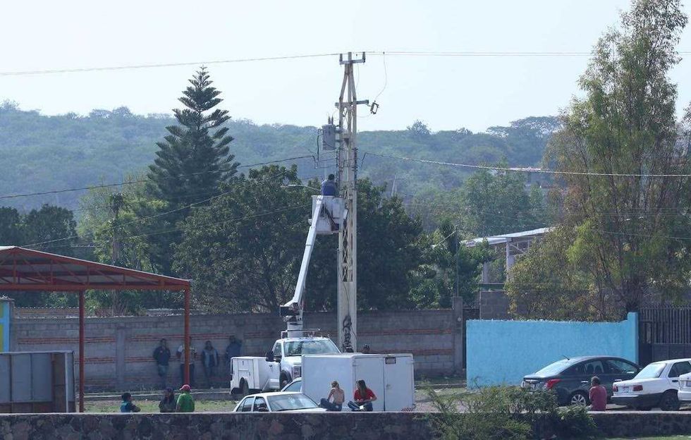 Personal municipal atiende a vecinos en mesas de trabajo durante la jornada del programa Mi\u00e9rcoles en El Coto en San Juan del R\u00edo.