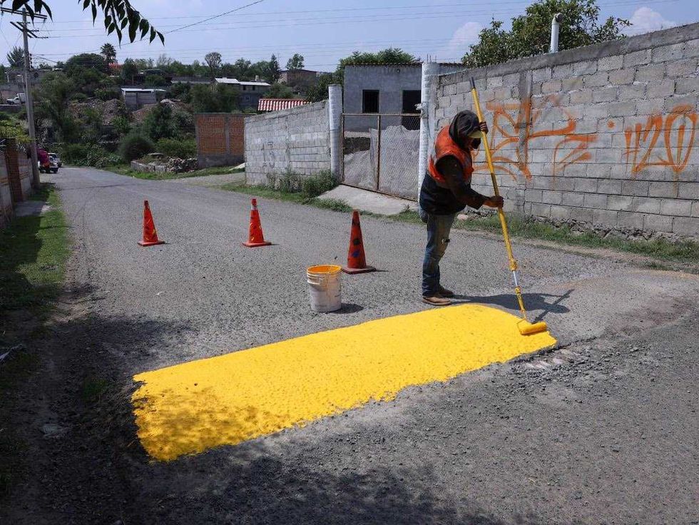 Personal municipal atiende a vecinos en mesas de trabajo durante la jornada del programa Mi\u00e9rcoles en El Coto en San Juan del R\u00edo.