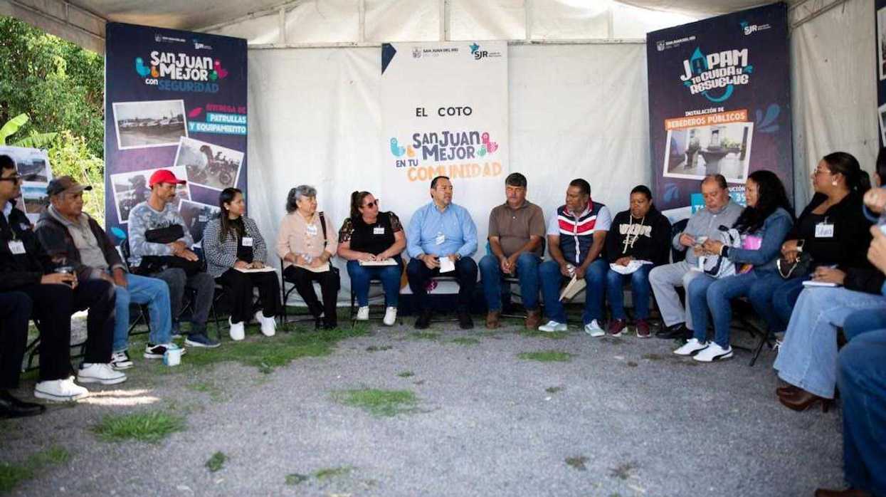 Personal municipal atiende a vecinos en mesas de trabajo durante la jornada del programa Miércoles en El Coto en San Juan del Río.