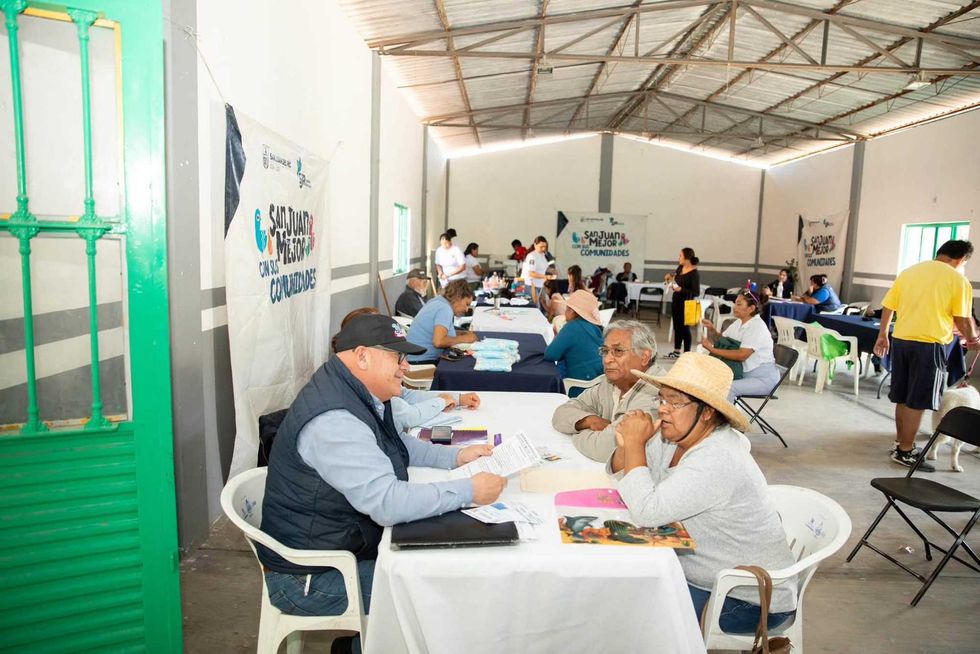 Personal municipal atiende de manera directa a vecinos en una mesa de servicios durante el programa Mi\u00e9rcoles en Visth\u00e1, San Juan del R\u00edo.