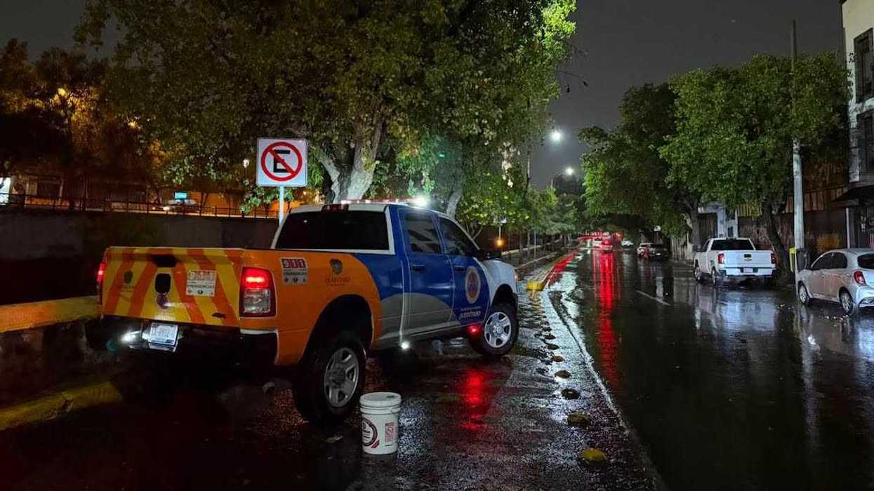 Personal municipal llena costales con arena en una delegación de Querétaro como medida preventiva ante la temporada de lluvias
