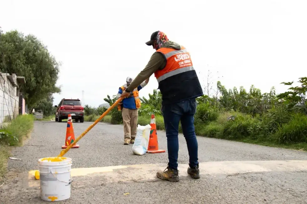 Personal municipal pinta reductor de velocidad en San Javier
