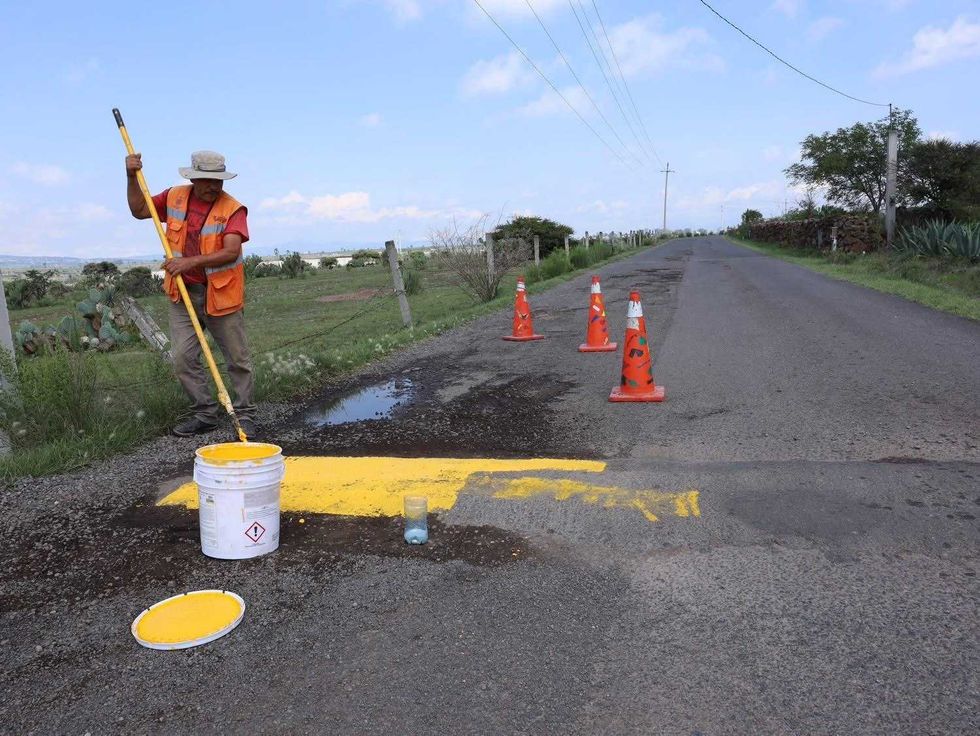 Personal municipal trabaja en la rehabilitaci\u00f3n de espacios p\u00fablicos en la comunidad El Chaparro, San Juan del R\u00edo