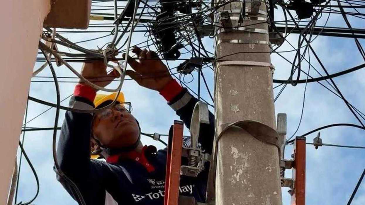 Personal realiza labores de retiro de cableado en desuso en el Centro Histórico de Querétaro dentro del programa Plan Orden.