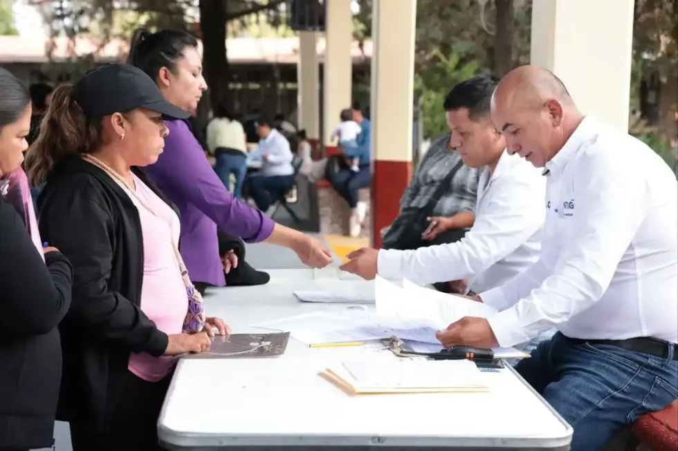 Personal recibe documentos de familias para la inscripci\u00f3n al Programa de Transporte Escolar en Col\u00f3n.