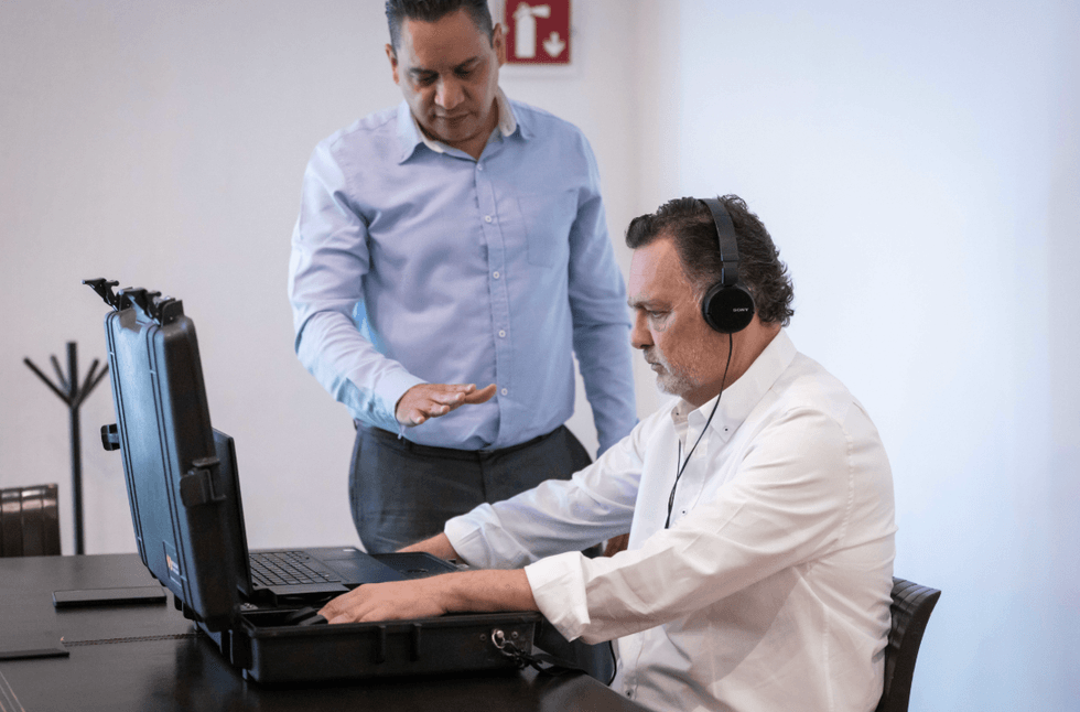 Personal t\u00e9cnico muestra al gobernador Mauricio Kuri Gonz\u00e1lez la pantalla del sistema Cogito durante la prueba de control de confianza en Quer\u00e9taro.