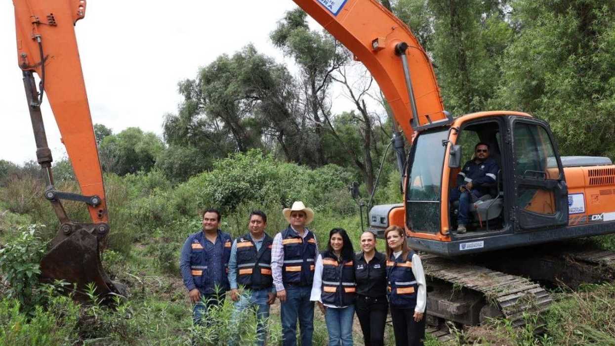 Personal y maquinaria de la CEI trabajan en la limpieza del cauce del río San Juan a la altura del Barrio de La Cruz.