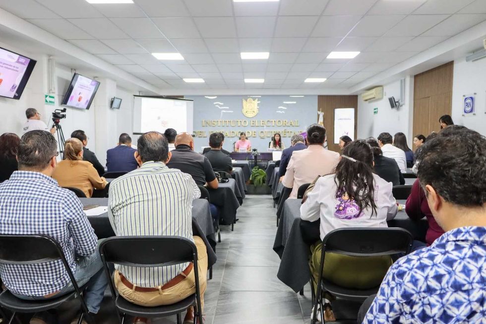 Personas asistentes participan en el curso introductorio sobre candidaturas independientes impartido en las instalaciones del IEEQ.