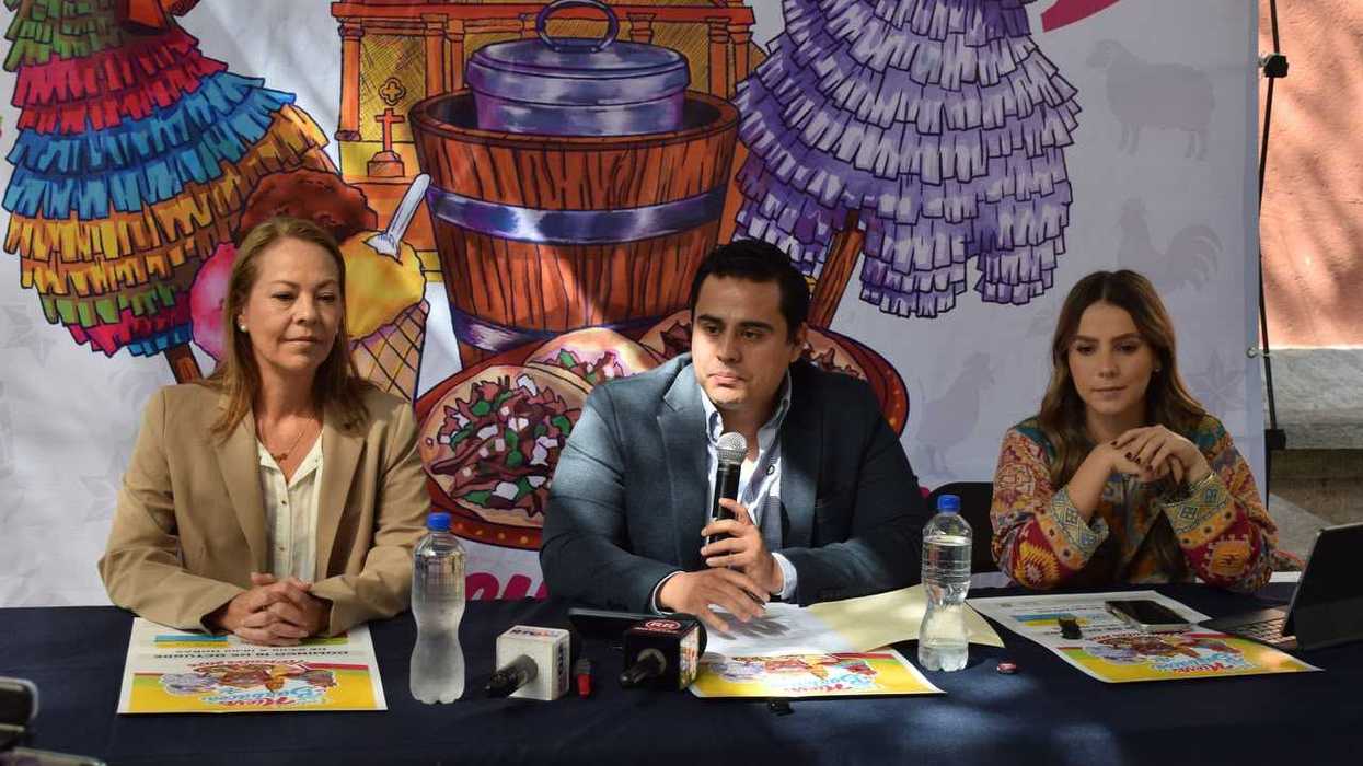 personas durante la rueda de prensa del Festival de la Nieve y la Barbacoa en Hércules, Querétaro