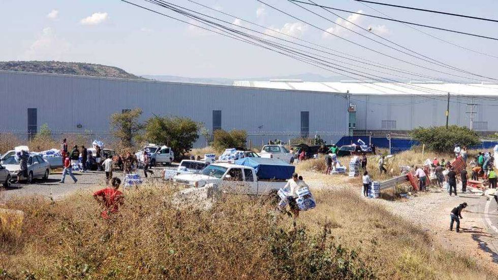 Personas saquean carga de papel higiénico de tráiler volcado en distribuidor Palmillas-Huichapan Querétaro.