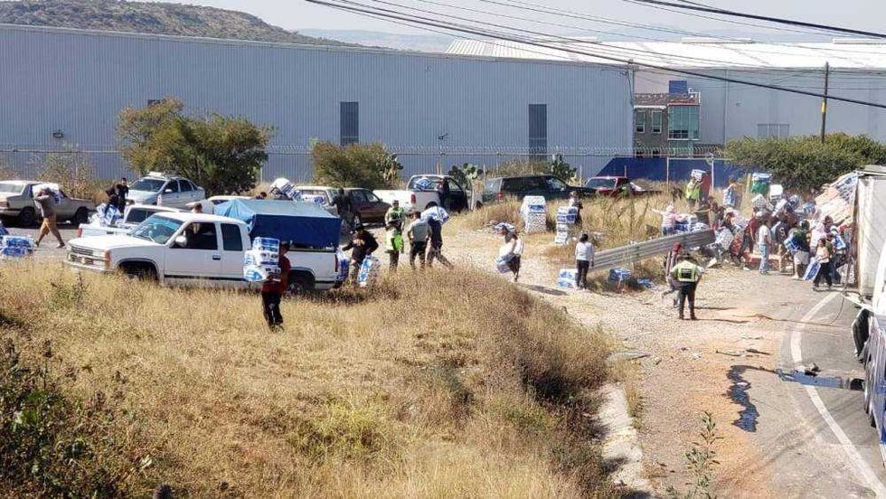 Personas saquean carga de papel higiénico de tráiler volcado en distribuidor Palmillas-Huichapan Querétaro.